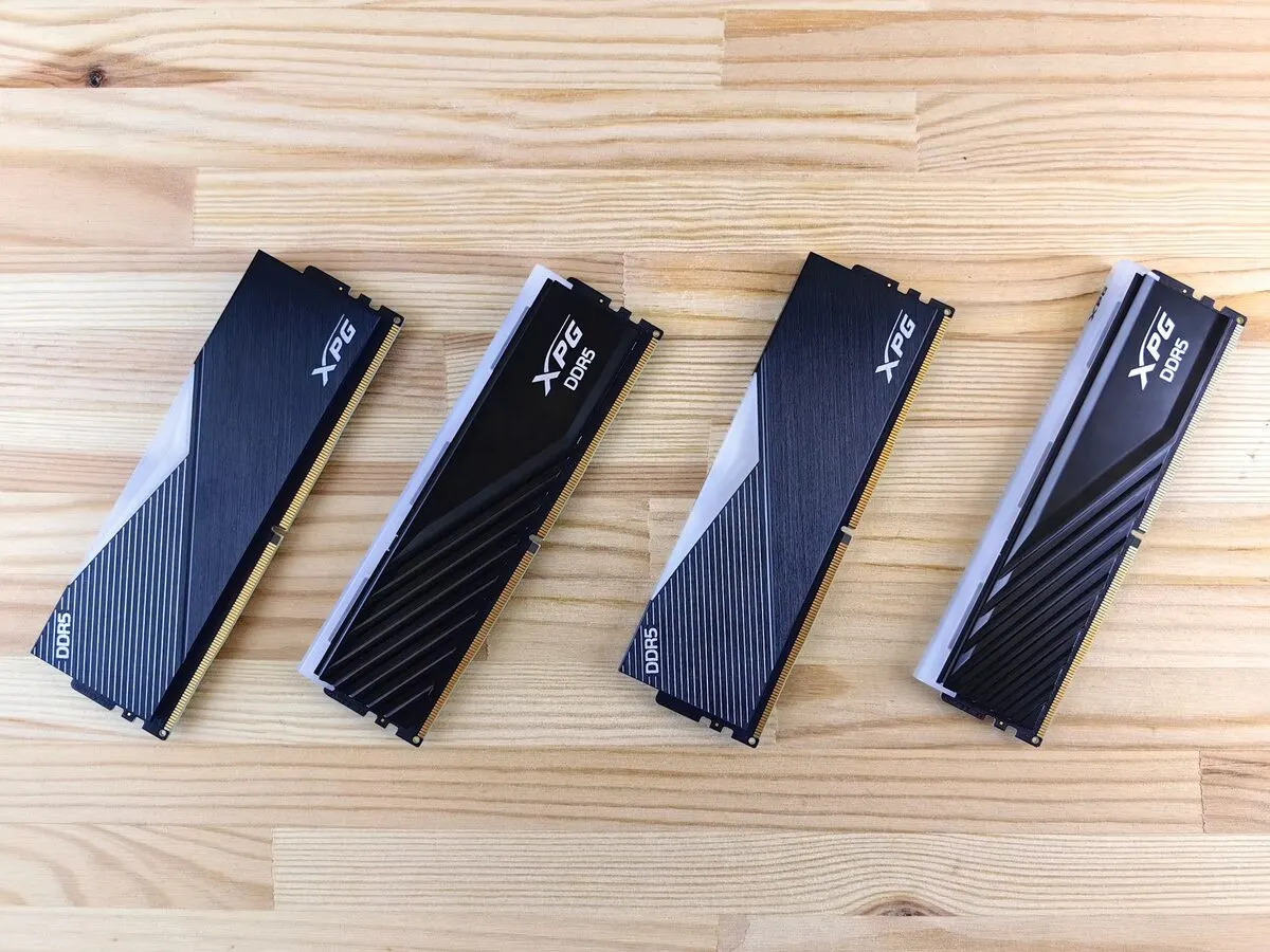 Cztery kości pamięci RAM DDR5 XPG ułożone na drewnianym blacie — Czym różni się AI lokalne od chmurowego