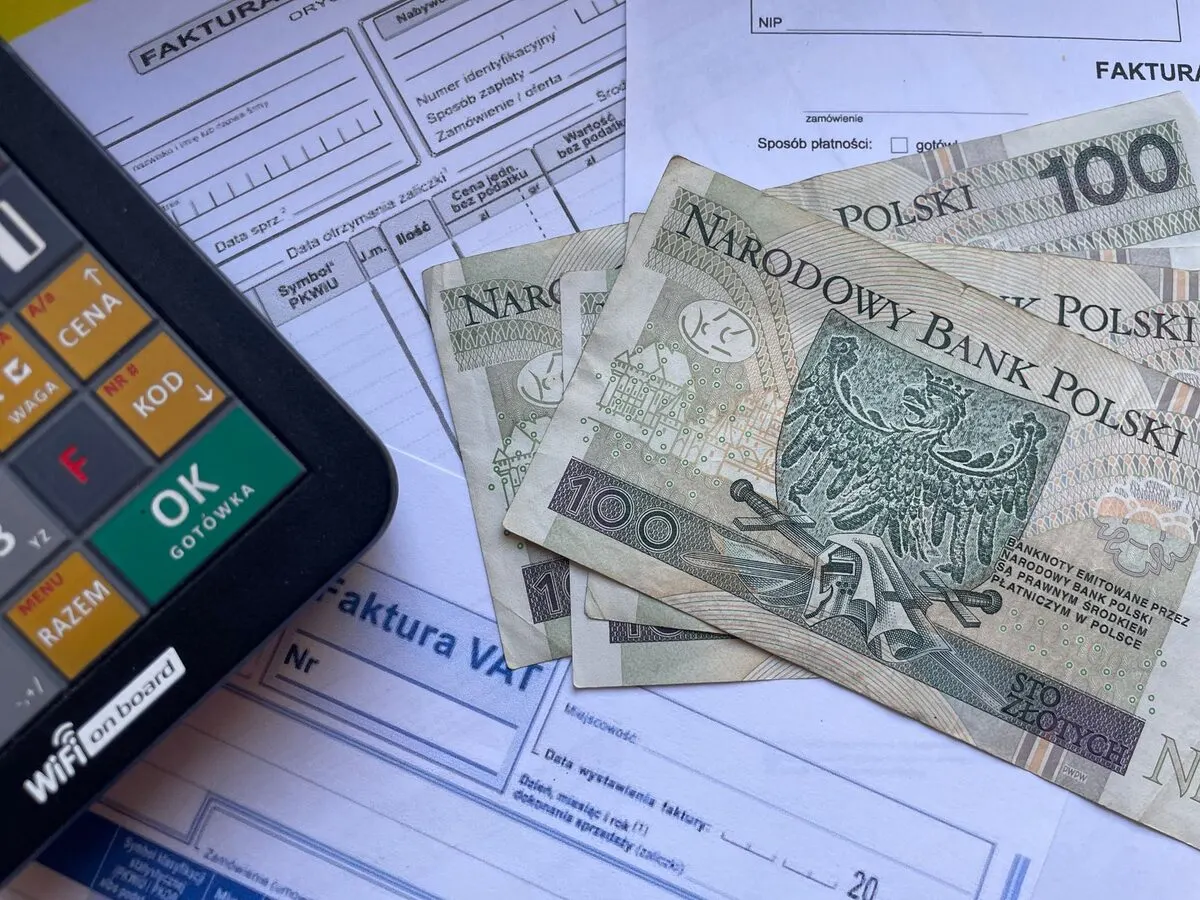 Kasa fiskalna, banknoty i faktury VAT na biurku — Wdrożenie systemu powiadomień o dostępności produktu (powiadom mnie)