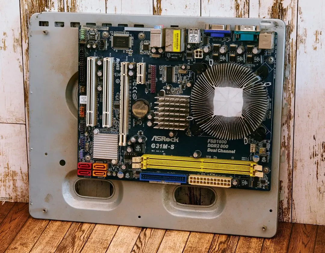 Płyta główna komputera ASRock oparta o drewnianą ścianę — Serwis komputerów ASRock DeskMini
