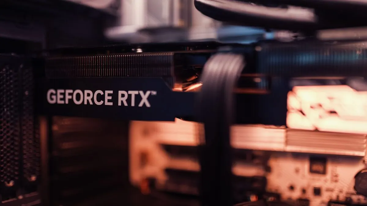 zbliżenie na kartę graficzną GeForce RTX zamontowaną w komputerze — Komputer nie startuje po wymianie karty graficznej