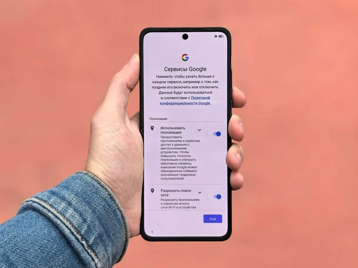 dłoń trzymająca smartfon z systemem Android, ekran ustawień usług Google — Konfiguracja poczty na wielu urządzeniach jednocześnie
